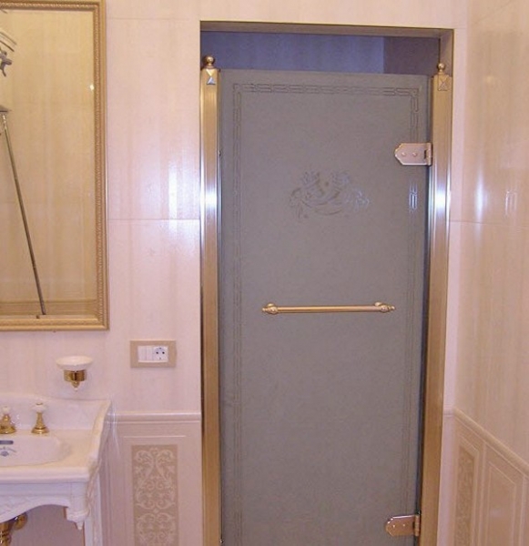 Стеклянные двери для ванной: разновидности, особенности их использования и нюансы установки